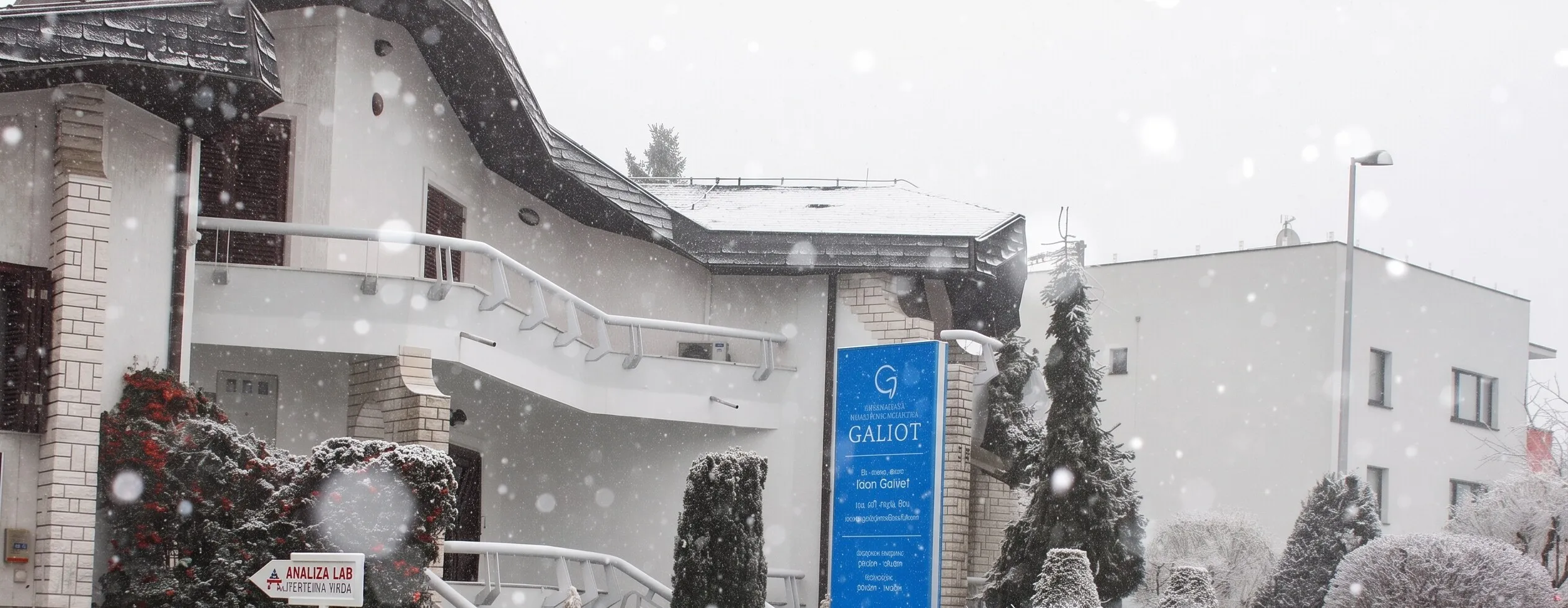 Kuća na Kašinskoj 28 zimi, ispred nje plavi totem s natpisom Ordinacija dentalne medicine GALIOT